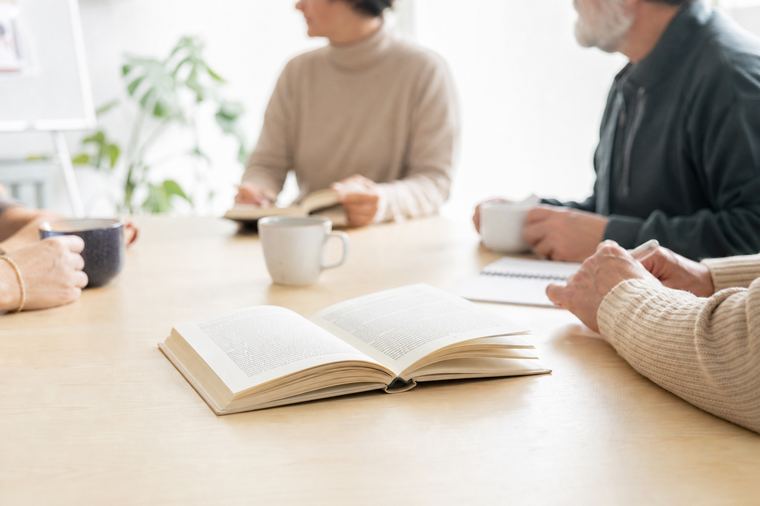 Libro appoggiato accanto a una tazza di tè, per il glossario delle parole associative